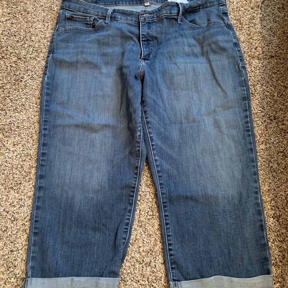 Lee’s Capris - Light/medium Wash